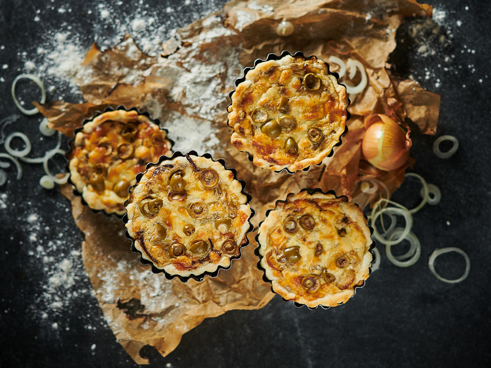Mini-Zwiebelkuchen mit Sonnenblumenkernen Mini-Zwiebelkuchen mit Sonnenblumenkernen