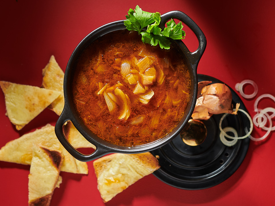 Zwiebelsuppe mit überbackenem Käsebrot Zwiebelsuppe mit überbackenem Käsebrot