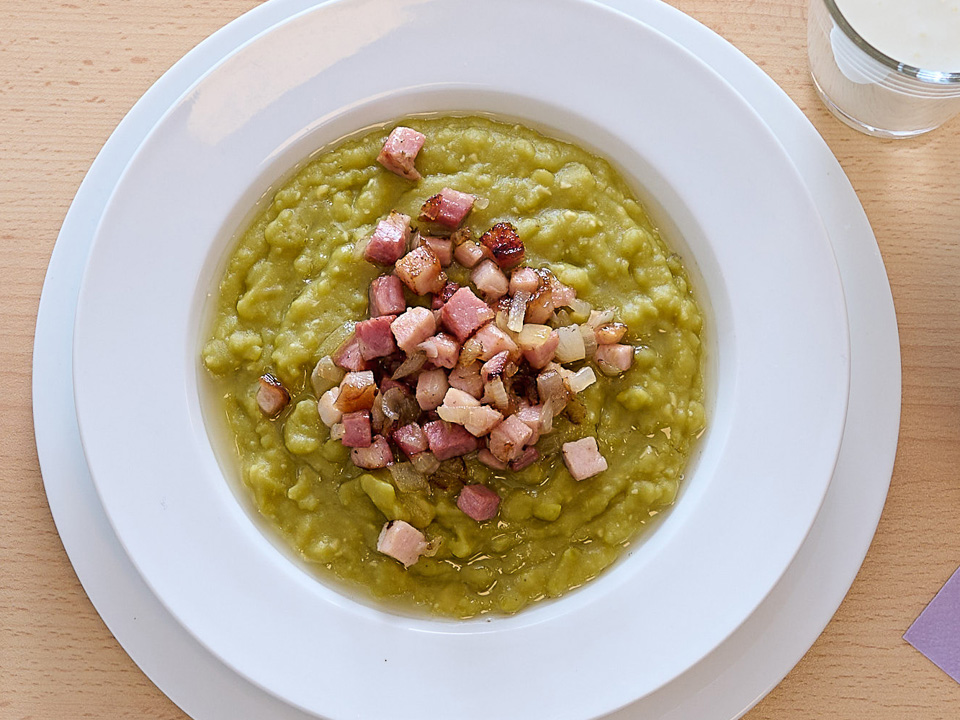 Zirņu biezenis ar speķi un sīpoliem (Erbsenbrei mit Speck und Zwiebeln) Zirņu biezenis ar speķi un sīpoliem (Erbsenbrei mit Speck und Zwiebeln)