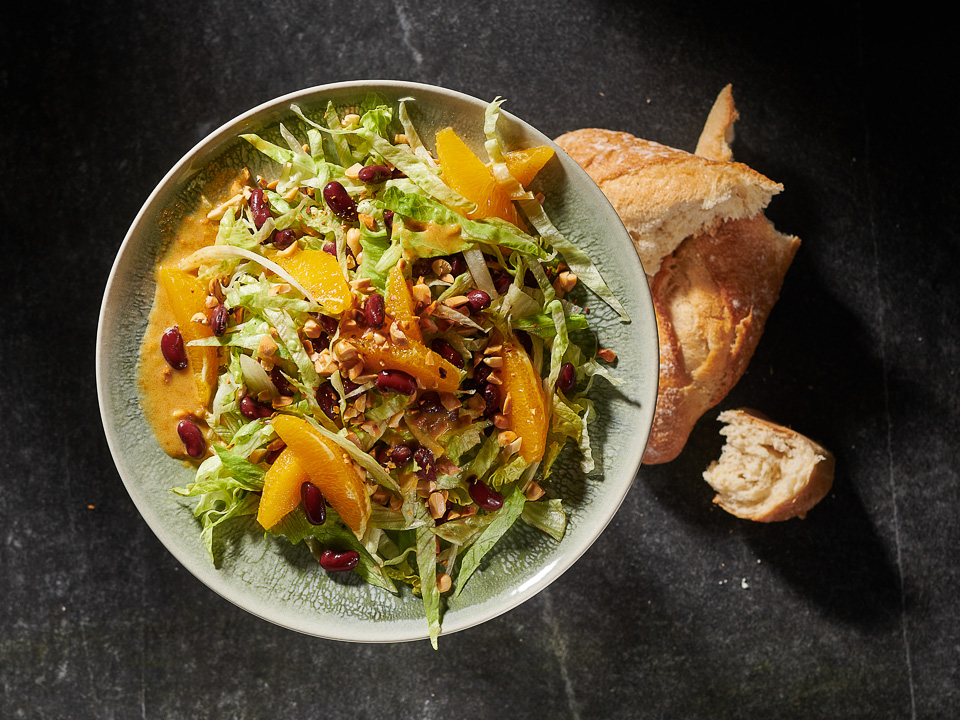 Eisbergsalat mit Kidneybohnen und Erdnusscrunch Eisbergsalat mit Kidneybohnen und Erdnusscrunch