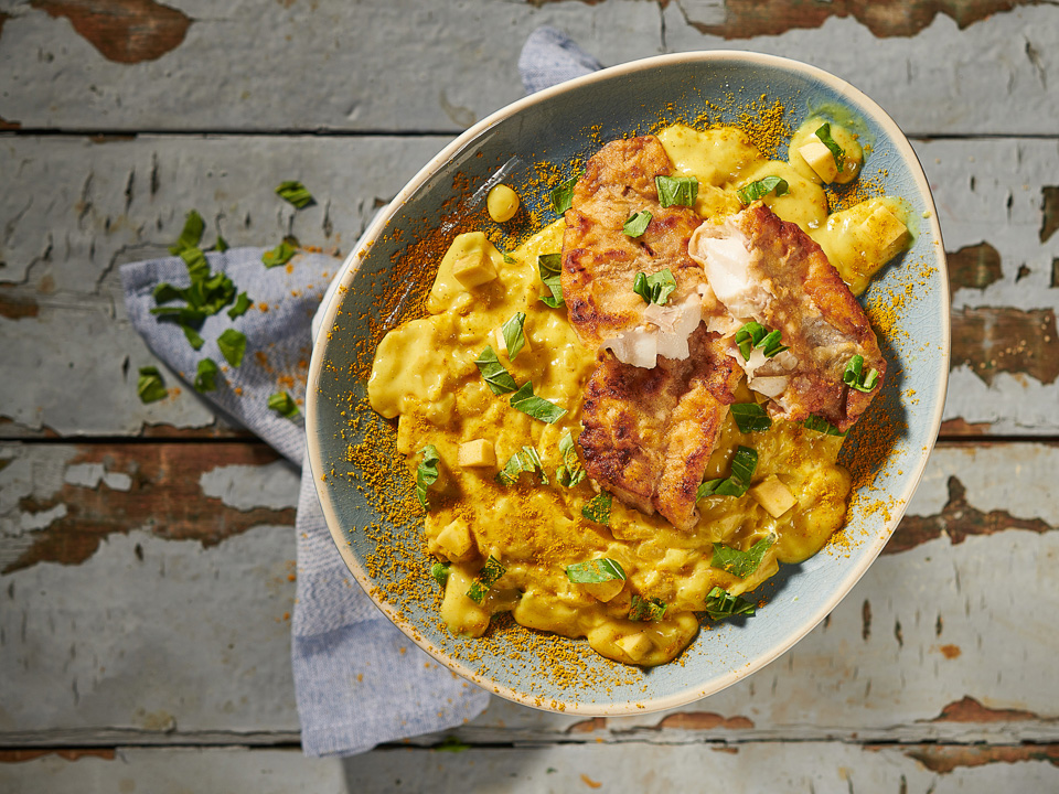 Gebratenes Rotbarschfilet mit Mango-Currysoße Gebratenes Rotbarschfilet mit Mango-Currysoße