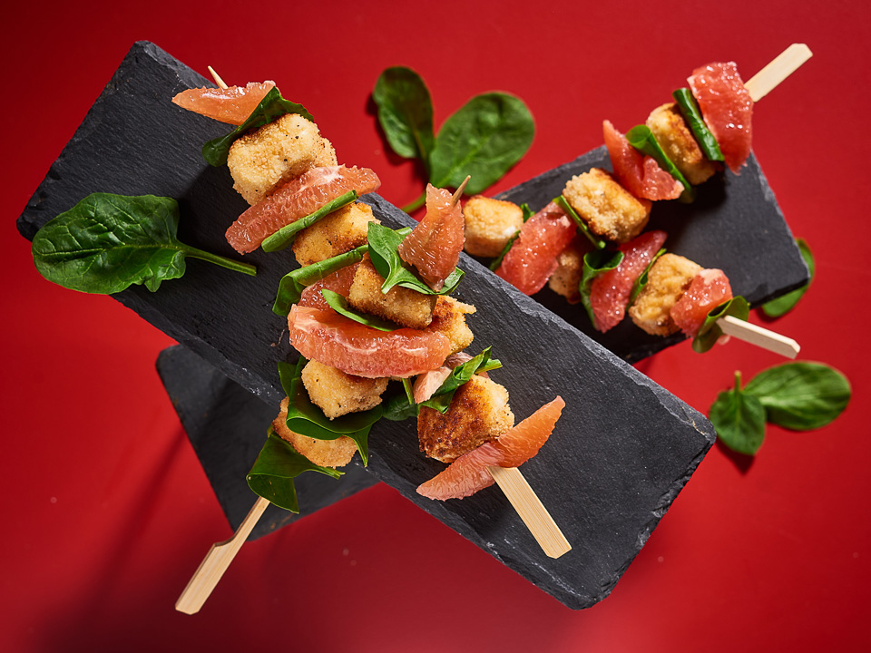 Gebratene Fetaspieße mit Grapefruit und Babyspinat Gebratene Fetaspieße mit Grapefruit und Babyspinat