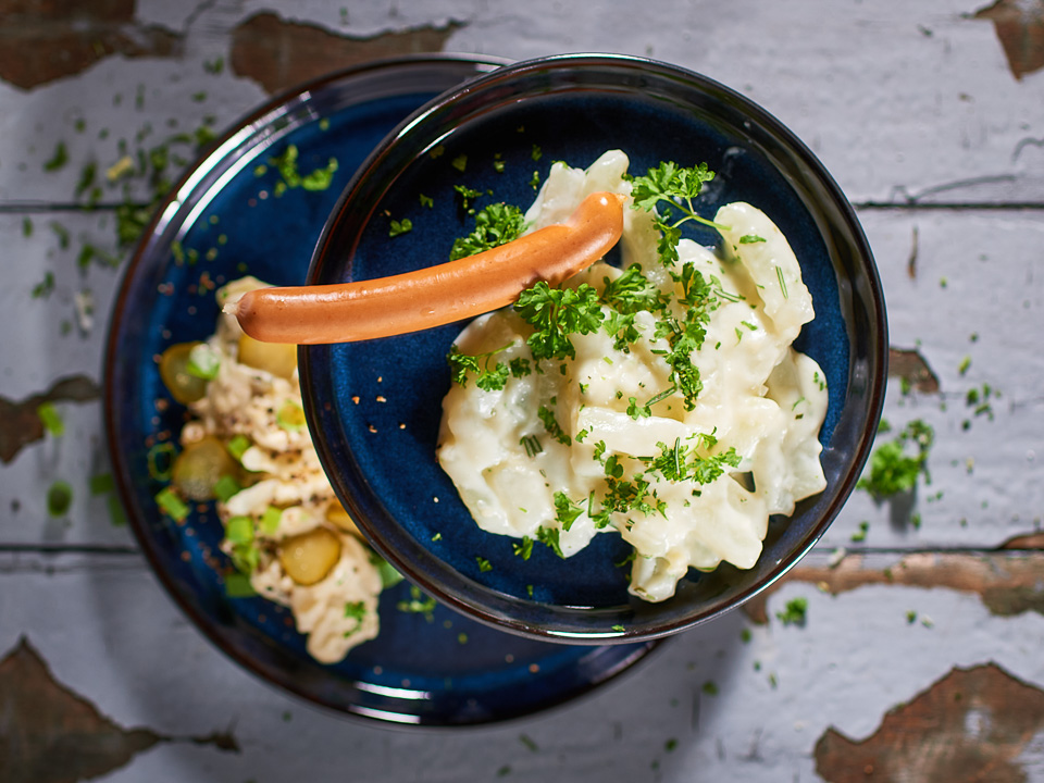 Gestovter Kohlrabi mit Würstchen und Kartoffelsalat Gestovter Kohlrabi mit Würstchen und Kartoffelsalat