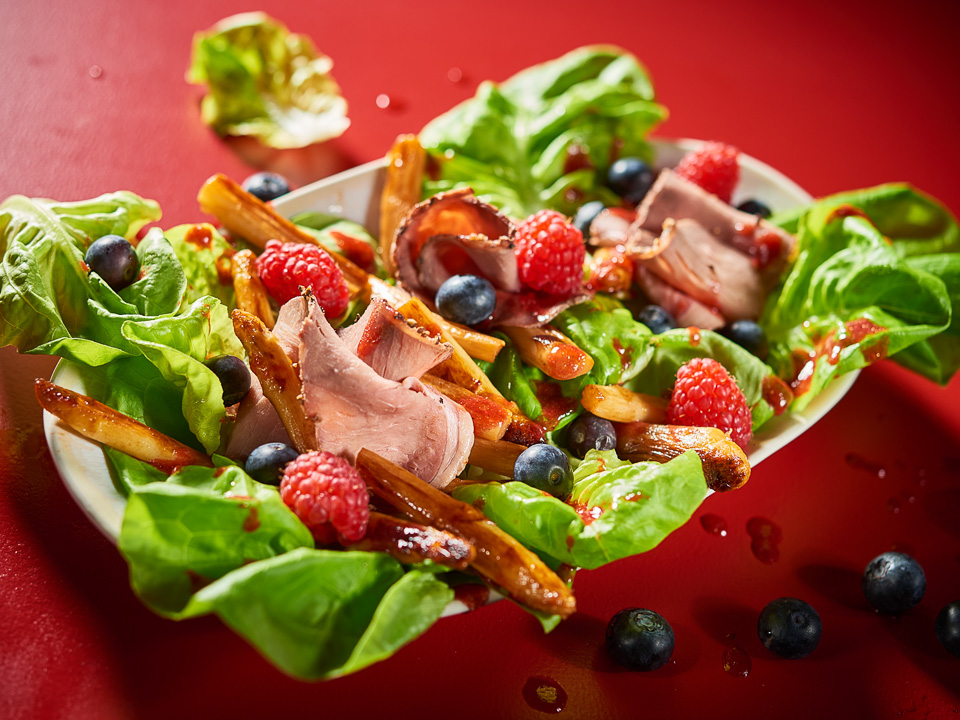 Spargel und Roastbeef auf Kopfsalat Spargel und Roastbeef auf Kopfsalat