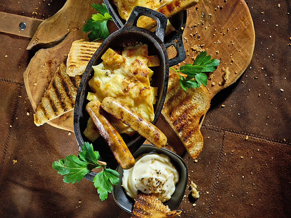 Rostbratwürstchen mit Käse-Ananas-Pfännchen Rostbratwürstchen mit Käse-Ananas-Pfännchen
