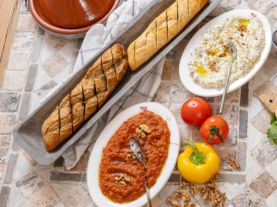 Muhammara ve Girit ezme (Paprika-Walnuss-Dip und Dip mit Hirtenkäse) Muhammara ve Girit ezme (Paprika-Walnuss-Dip und Dip mit Hirtenkäse)