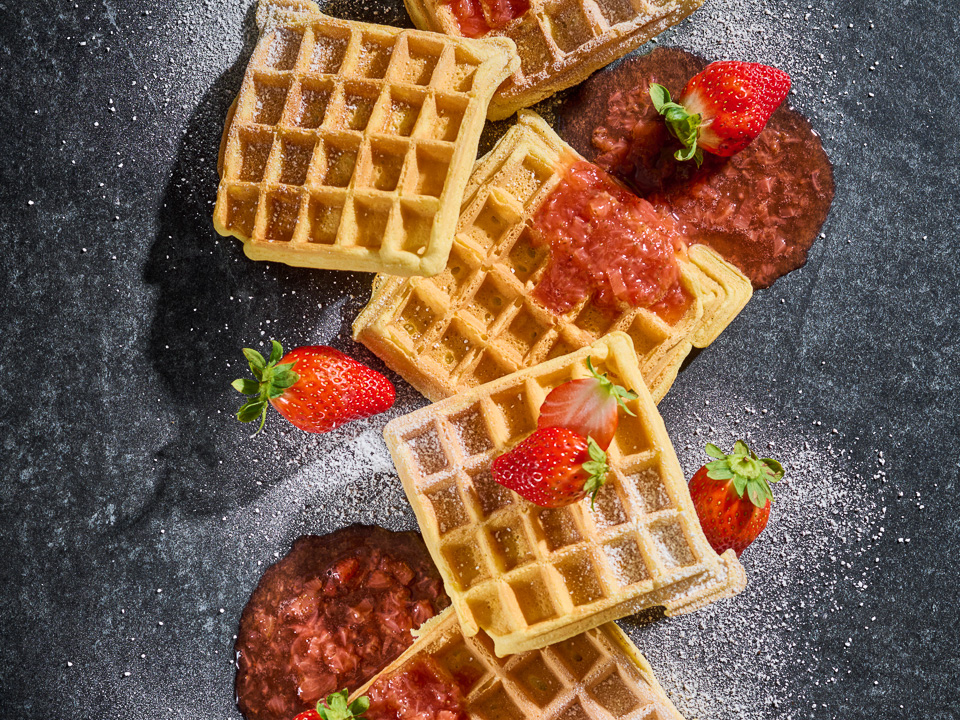 Eierbiskuitwaffeln mit Erdbeersoße