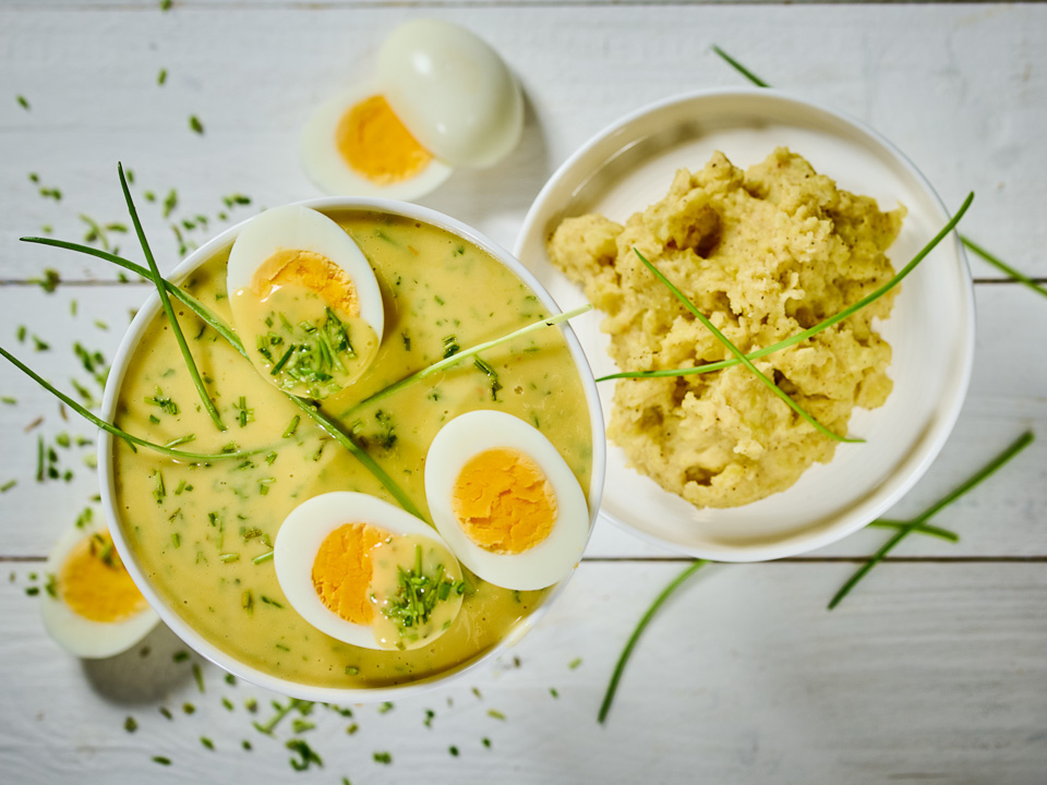 Eier in Kerbel-Schnittlauch-Soße Eier in Kerbel-Schnittlauch-Soße
