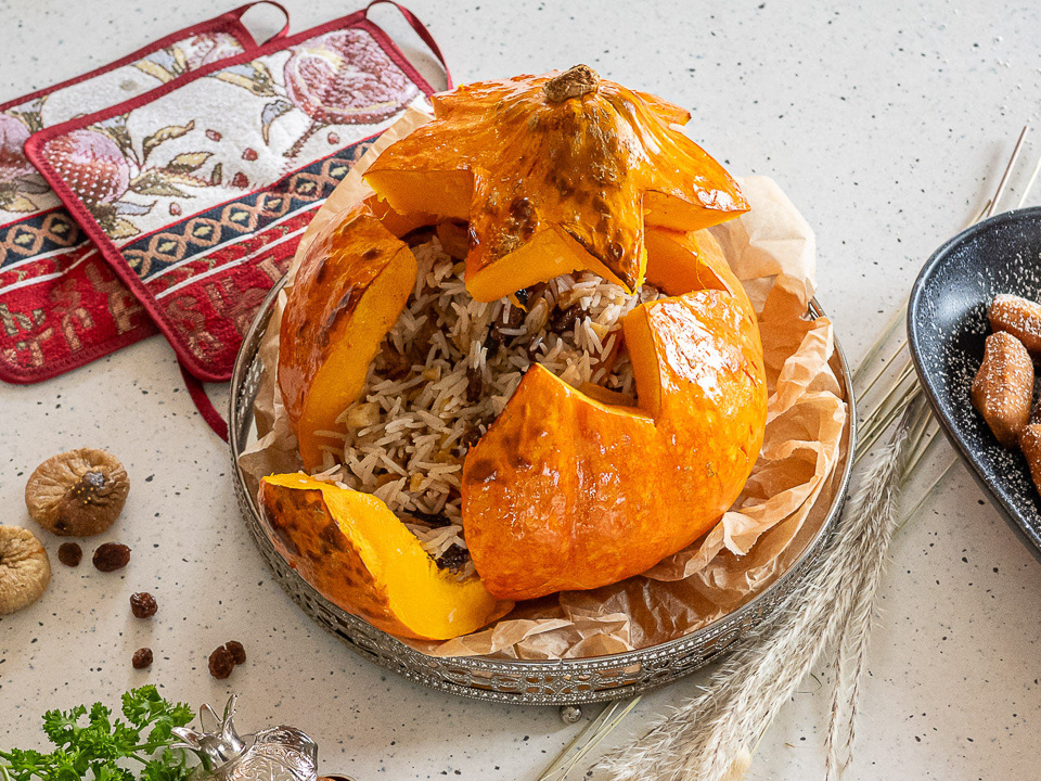 Ghapama (Gefüllter Kürbis mit Nüssen, Obst und Reis) Ghapama (Gefüllter Kürbis mit Nüssen, Obst und Reis)