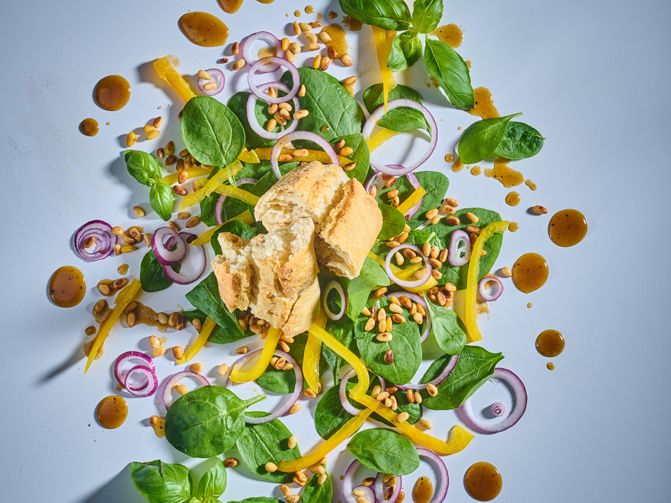 Spinatsalat mit Pinienkernen und gelber Paprika Spinatsalat mit Pinienkernen und gelber Paprika