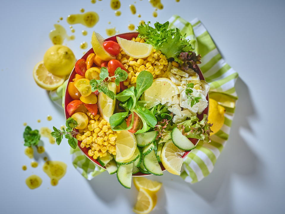 Salatbowl mit bunten Tomaten, Mais und Feta Salatbowl mit bunten Tomaten, Mais und Feta
