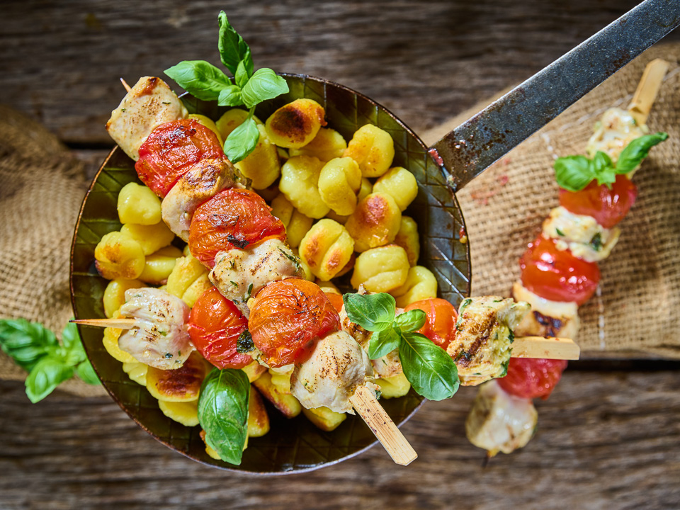 Gegrillte Tomaten-Hähnchenspieße auf Gnocchi Gegrillte Tomaten-Hähnchenspieße auf Gnocchi