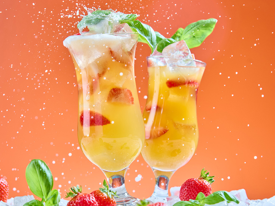 White Sangria mit Erdbeeren und Basilikum White Sangria mit Erdbeeren und Basilikum