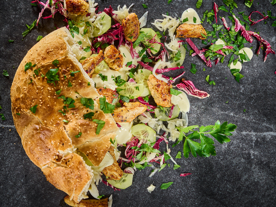 Hähnchendöner mit Gurke und Krautsalat Hähnchendöner mit Gurke und Krautsalat