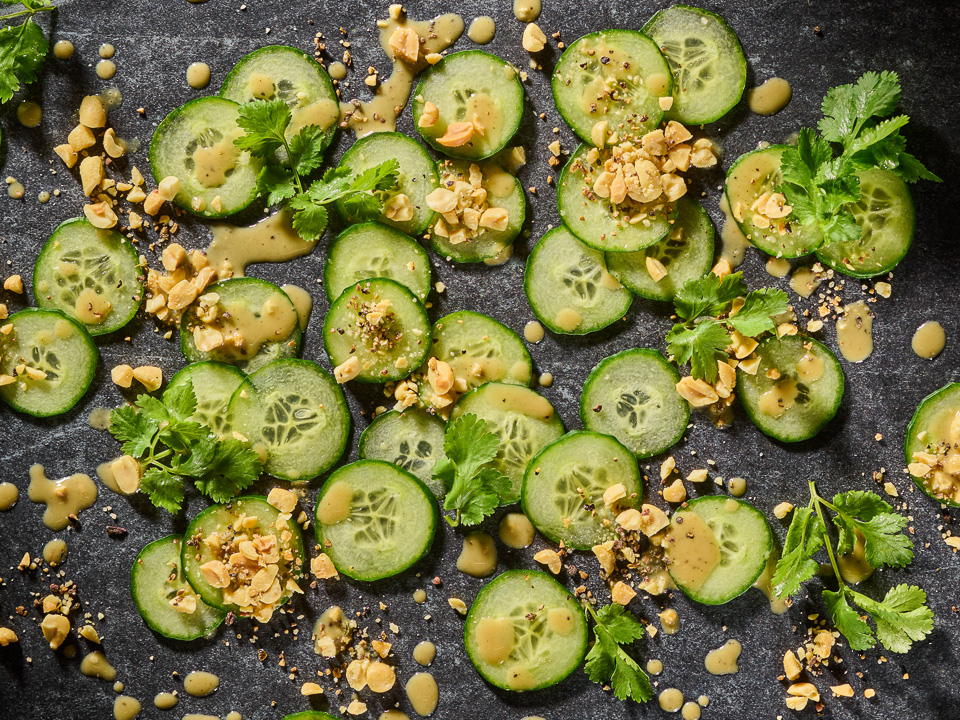 Gurkensalat mit Koriander und Erdnüssen Gurkensalat mit Koriander und Erdnüssen