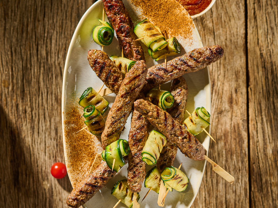 Hackröllchen am Spieß mit Ketchup und Zucchini Hackröllchen am Spieß mit Ketchup und Zucchini