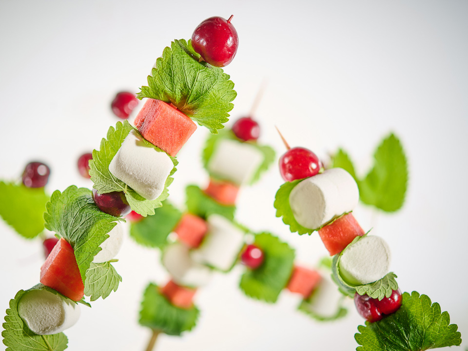 Marshmallow-Spieße mit Kirschen und Wassermelone Marshmallow-Spieße mit Kirschen und Wassermelone