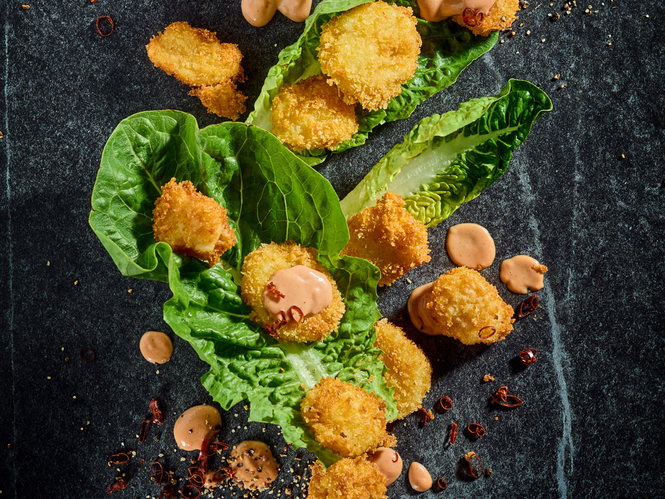 Frittierte Muscheln mit Cocktailsoße Frittierte Muscheln mit Cocktailsoße