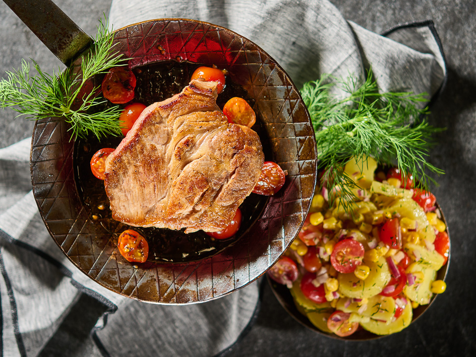 Nackensteak vom Strohschwein mit Kartoffel-Dill-Salat Nackensteak vom Strohschwein mit Kartoffel-Dill-Salat
