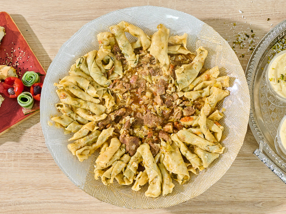Zhaima (Gemüse-Fleisch-Pfanne mit gerollten Nudelblättern) Zhaima (Gemüse-Fleisch-Pfanne mit gerollten Nudelblättern)