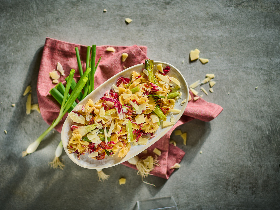 Nudelsalat mit Frühlingszwiebeln und getrockneten Tomaten Nudelsalat mit Frühlingszwiebeln und getrockneten Tomaten