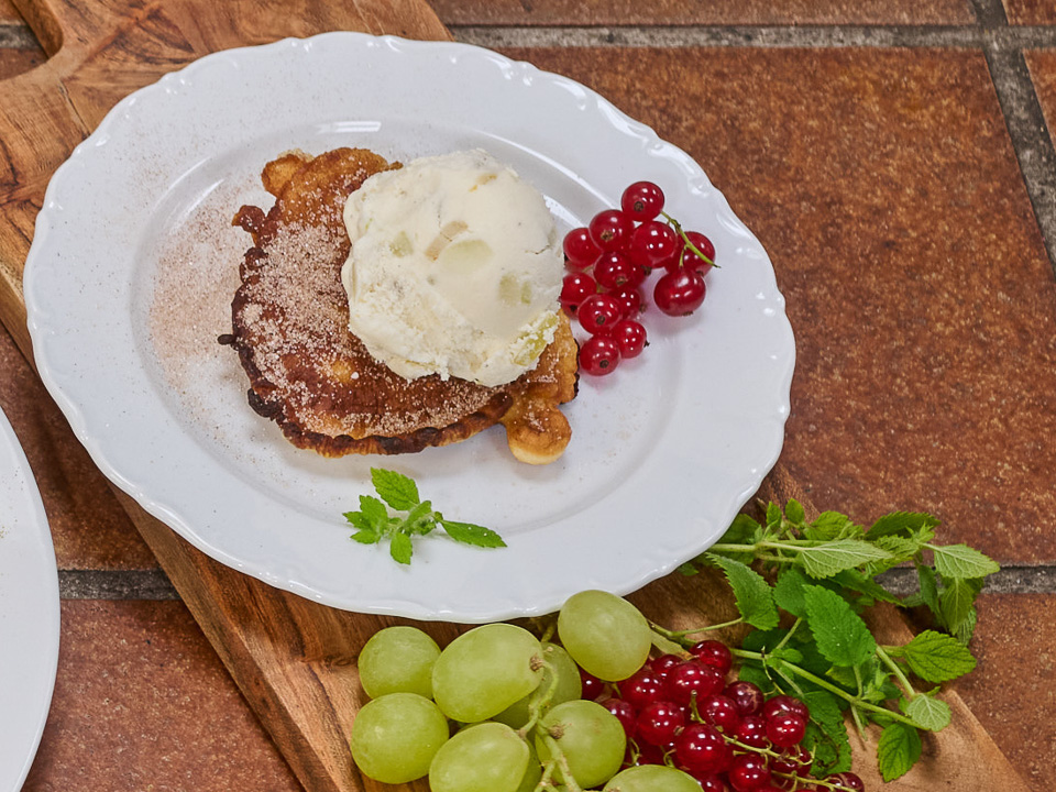 Fränkische Apfelküchle mit Wein-Eis