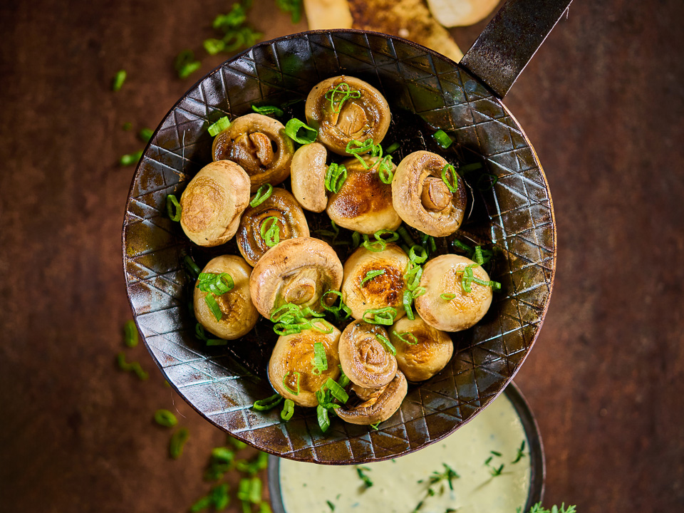 Gebratene Champignonköpfe mit Knoblauchdip Gebratene Champignonköpfe mit Knoblauchdip