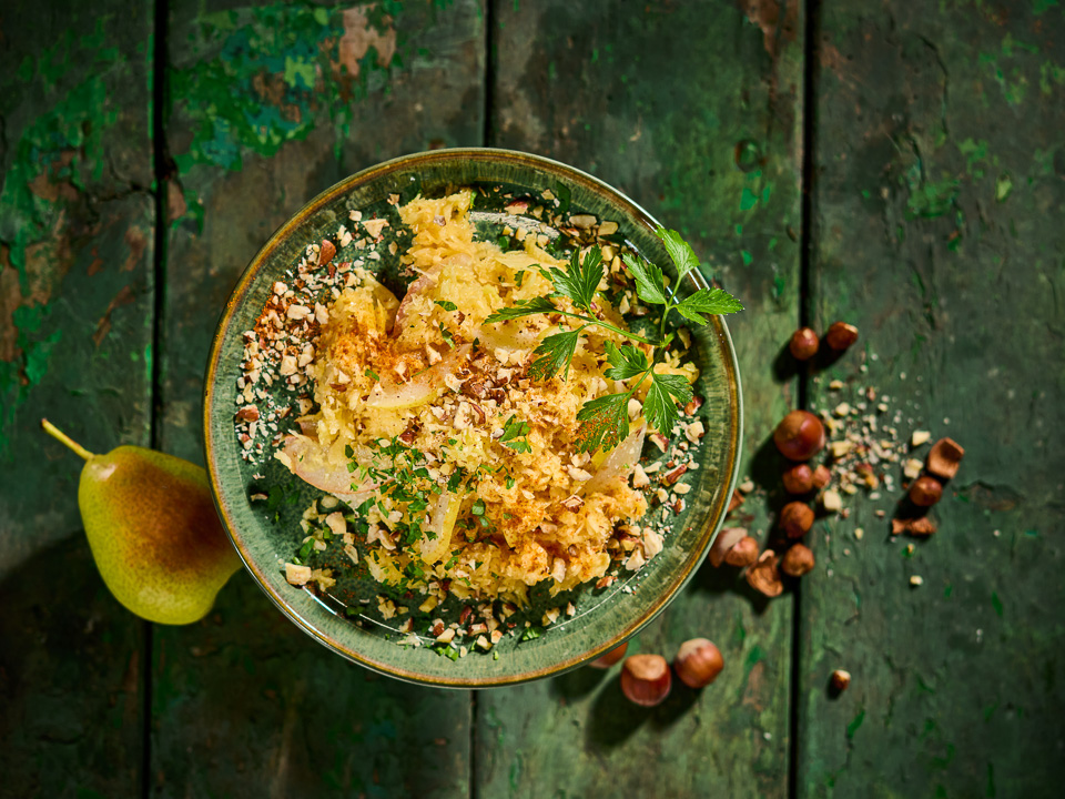 Krautsalat mit Birne und Haselnuss Krautsalat mit Birne und Haselnuss