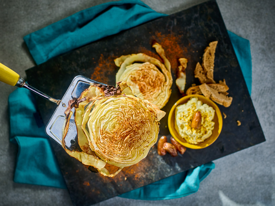 Gebackene Weißkohlscheiben mit Dattel-Curry-Dip