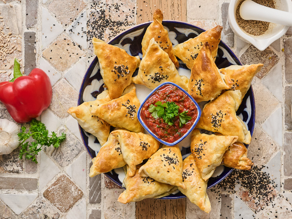 Samsa (Gebackene Teigtaschen mit Lammfleisch) Samsa (Gebackene Teigtaschen mit Lammfleisch)