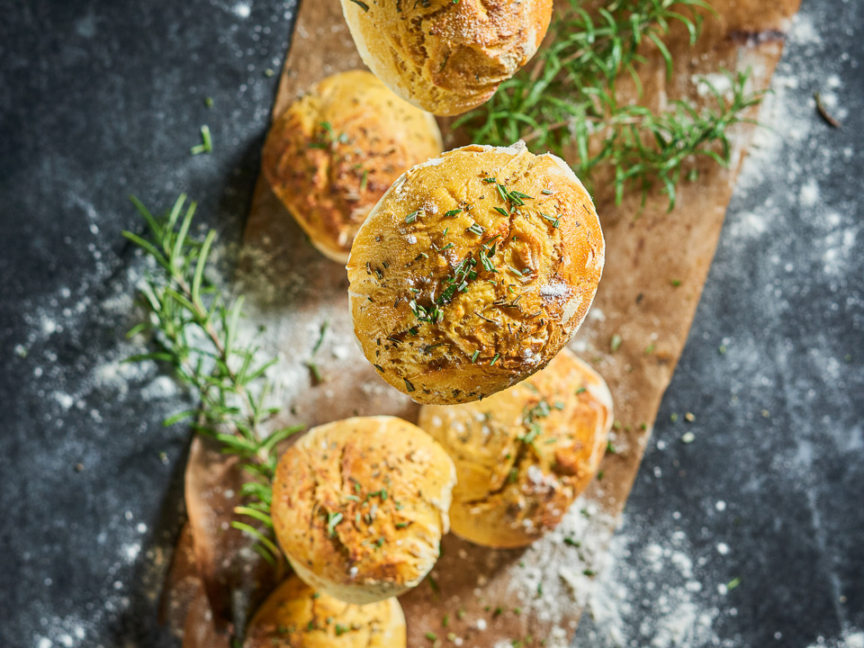 Kürbisbrötchen mit Pfeffer und Rosmarin Kürbisbrötchen mit Pfeffer und Rosmarin