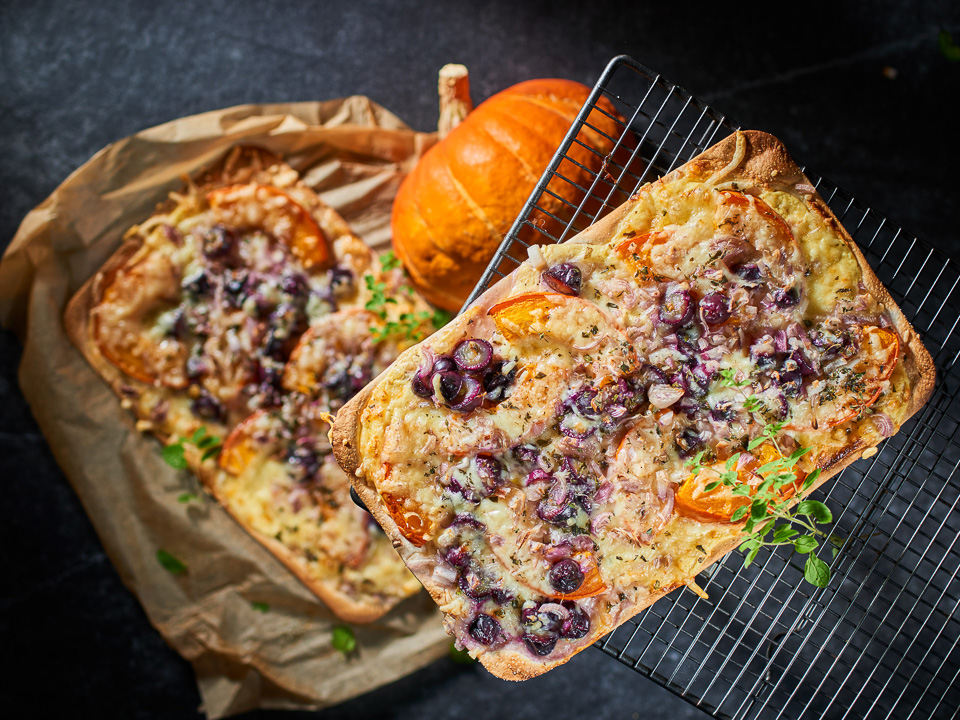 Kürbisflammkuchen mit Schalotten und Weintrauben Kürbisflammkuchen mit Schalotten und Weintrauben