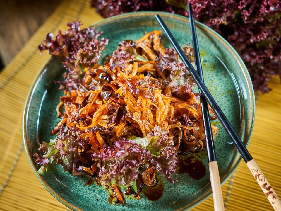Gebratene Reisbandnudeln mit Lollo Rosso Gebratene Reisbandnudeln mit Lollo Rosso