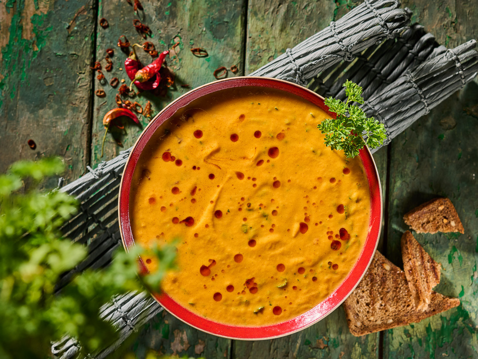 Süßkartoffel-Petersilien-Suppe mit Würzöl Süßkartoffel-Petersilien-Suppe mit Würzöl