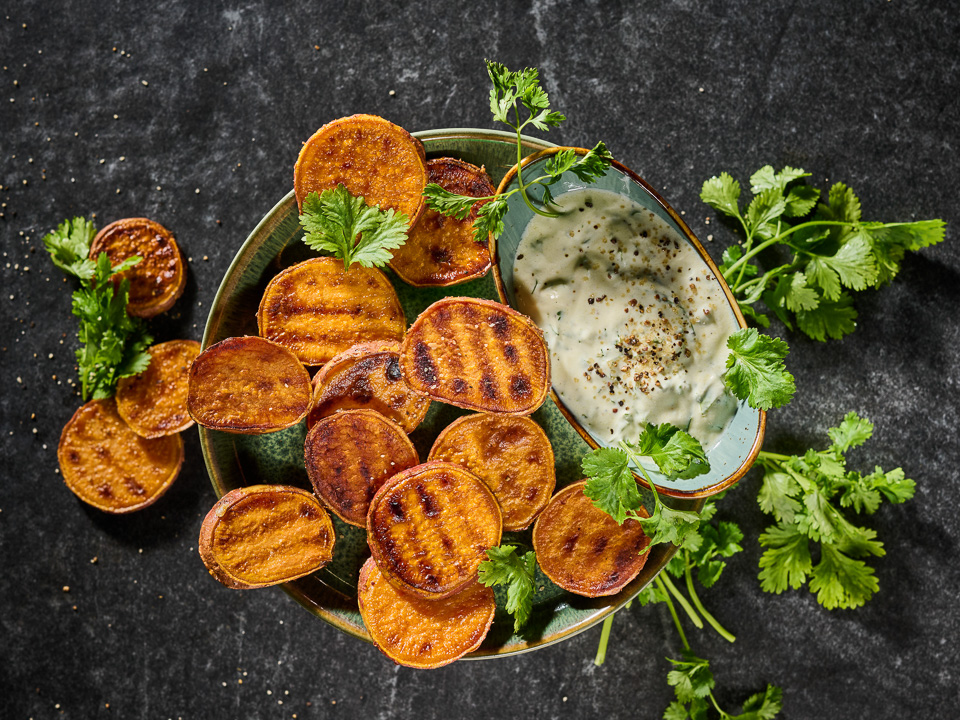 Gegrillte Süßkartoffelscheiben mit Korianderdip Gegrillte Süßkartoffelscheiben mit Korianderdip