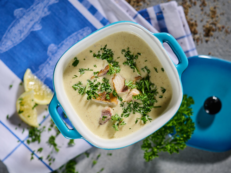 Räuchermakrelensuppe mit Petersilie und Apfel Räuchermakrelensuppe mit Petersilie und Apfel