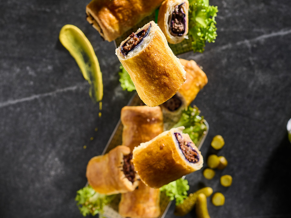Blätterteigrollen mit Hackfleisch und Rotkohl Blätterteigrollen mit Hackfleisch und Rotkohl