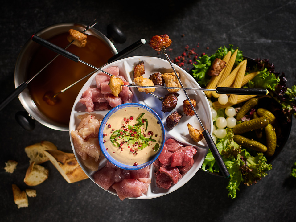 Fondue mit rosa Soße und Pickles Fondue mit rosa Soße und Pickles