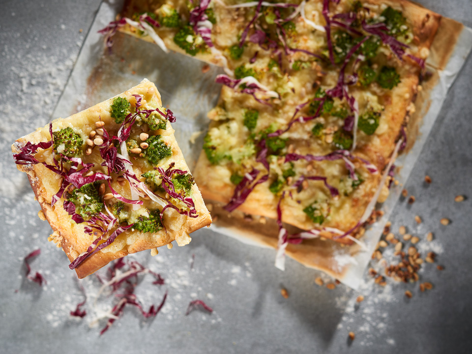 Pizza mit Romanesco und Pinienkernen Pizza mit Romanesco und Pinienkernen