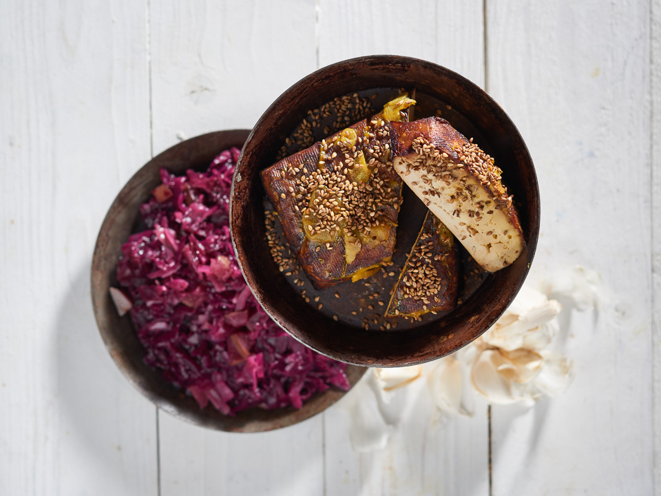 Apfelrotkohl mit glasiertem Tofu Apfelrotkohl mit glasiertem Tofu