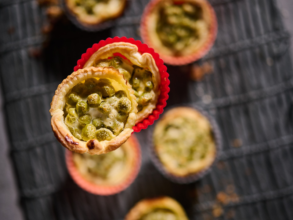 Blätterteigtörtchen mit Erbsen-Quark-Füllung Blätterteigtörtchen mit Erbsen-Quark-Füllung