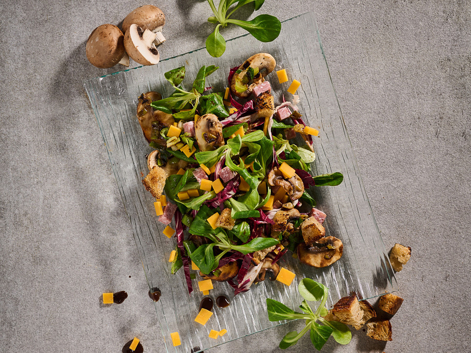 Brotsalat mit Champignons, Salami und Cheddar Brotsalat mit Champignons, Salami und Cheddar