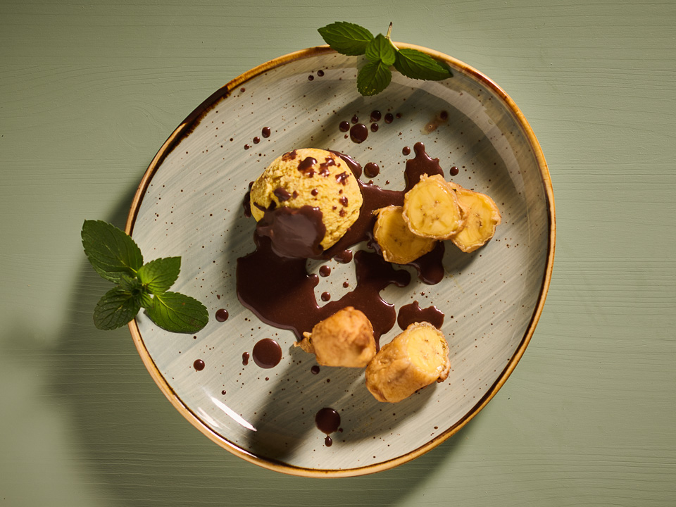 Gebackene Minibananen mit Eis und Schokosoße