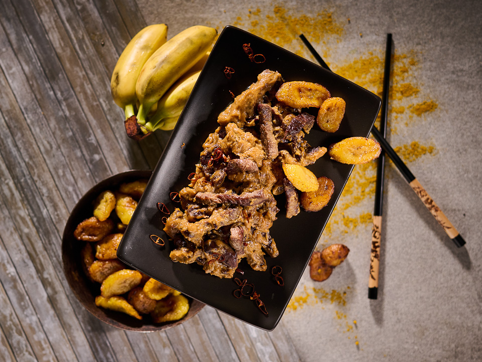 Minibananen mit Rind in Erdnusssoße Minibananen mit Rind in Erdnusssoße