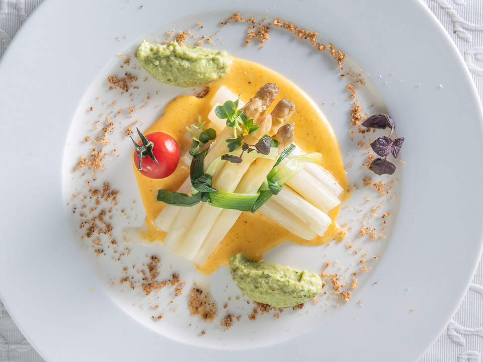 Ofenspargel mit Pesto und Nussbutter-Hollandaise Ofenspargel mit Pesto und Nussbutter-Hollandaise