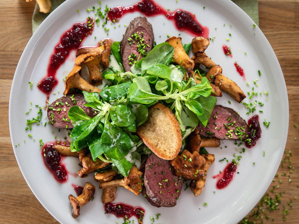 Herbstlicher Salat mit Rehfilet und Pfifferlingen Herbstlicher Salat mit Rehfilet und Pfifferlingen