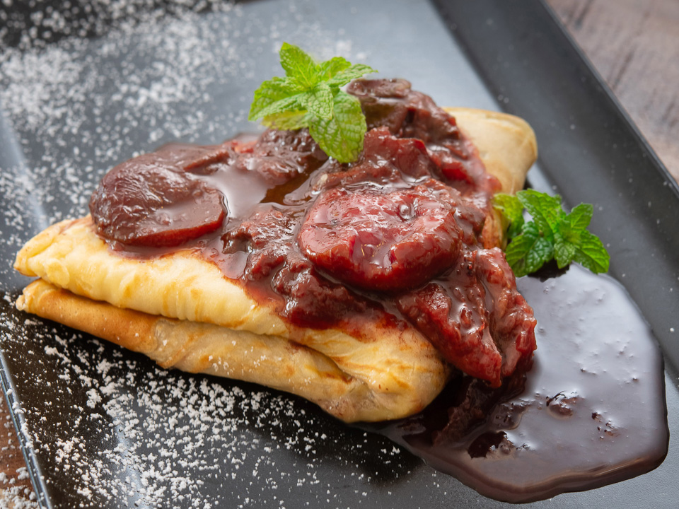 Palatschinke mit Nusscreme und Zwetschgenröster