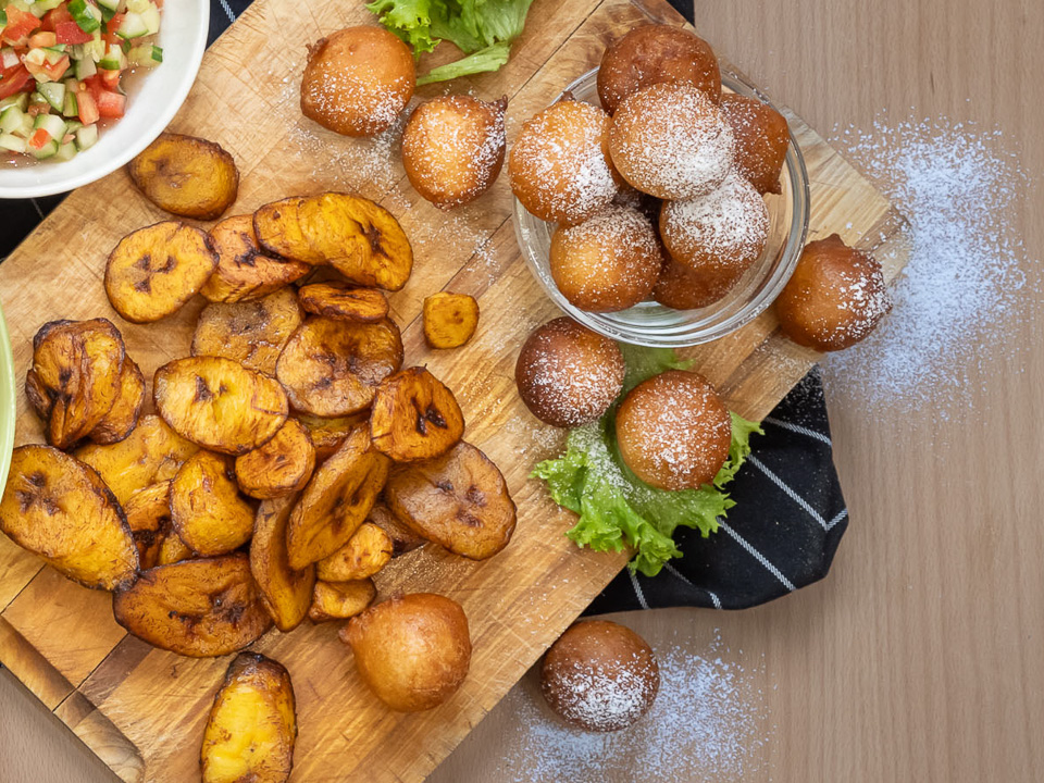 Plantains et Mikate (Frittierte Kochbananen und Teigbällchen)