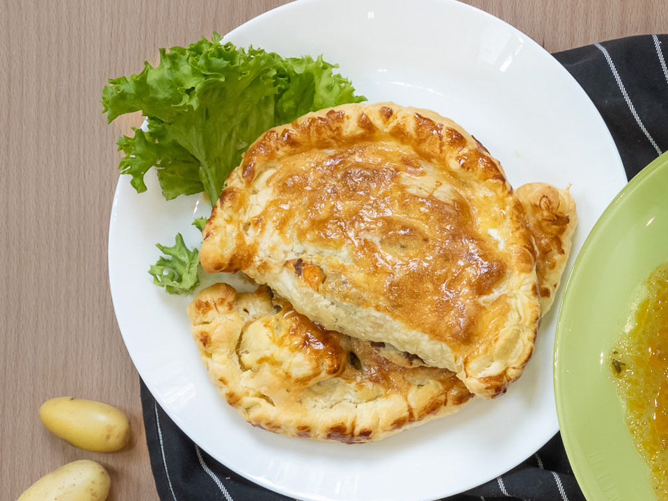 Cornish pasties (Gefüllte Teigtaschen aus Cornwall) Cornish pasties (Gefüllte Teigtaschen aus Cornwall)
