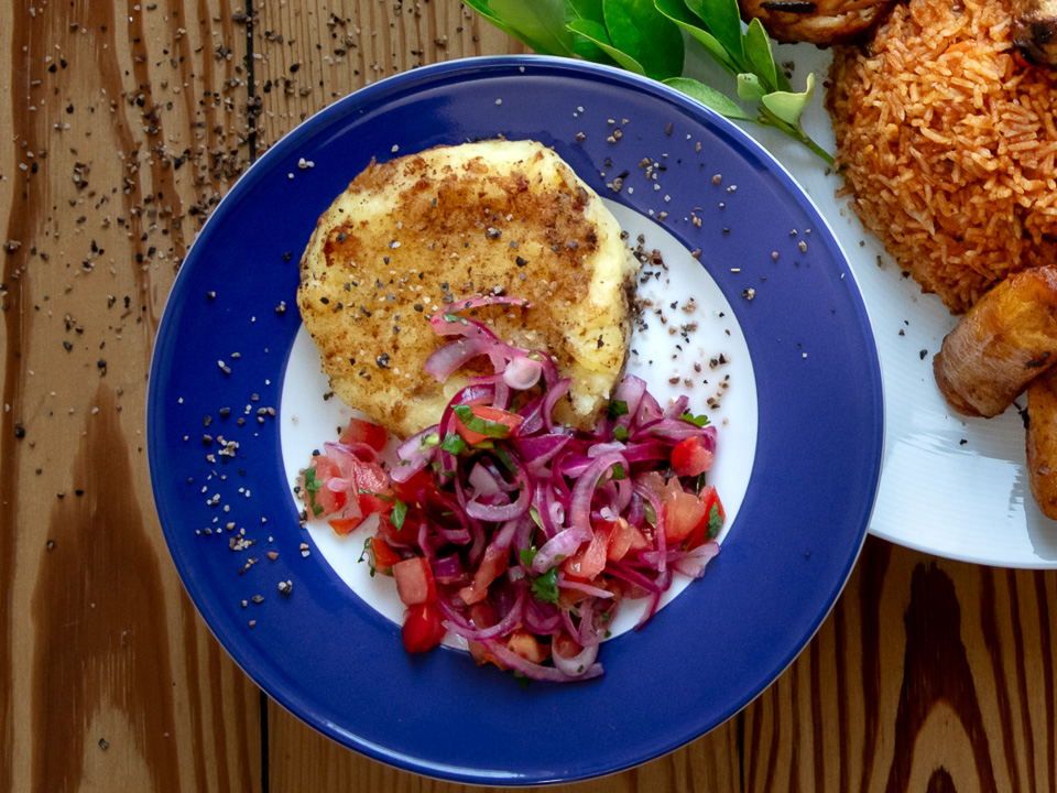 Llapingachos (Kartoffelpuffer mit Tomatensalat) Llapingachos (Kartoffelpuffer mit Tomatensalat)